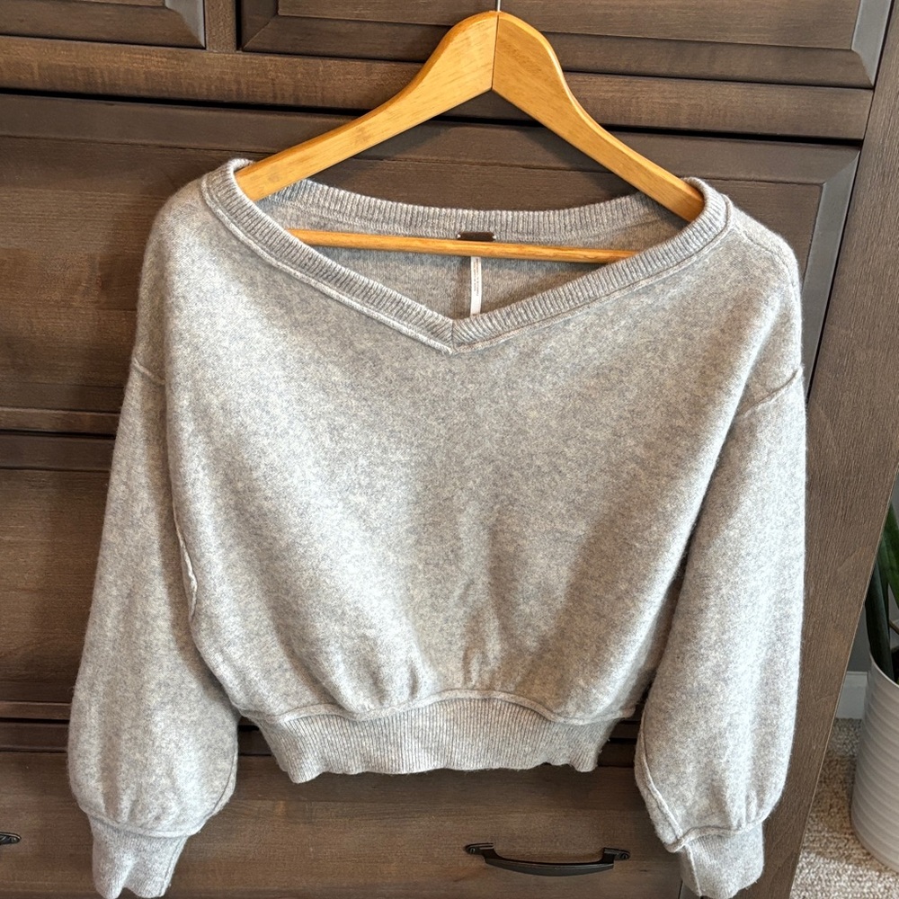 Free People Light Gray V-Neck Cropped Sweater 100% Cashmere